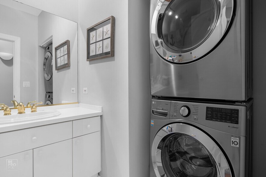 Building Photo - 355 W Superior St