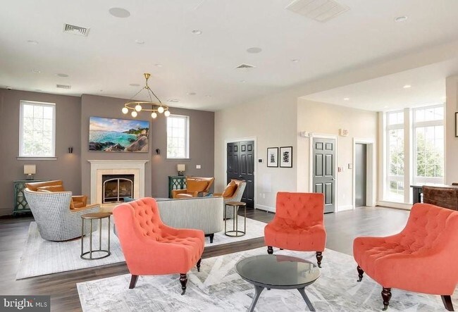 Building Photo - 4079 S Four Mile Run Dr