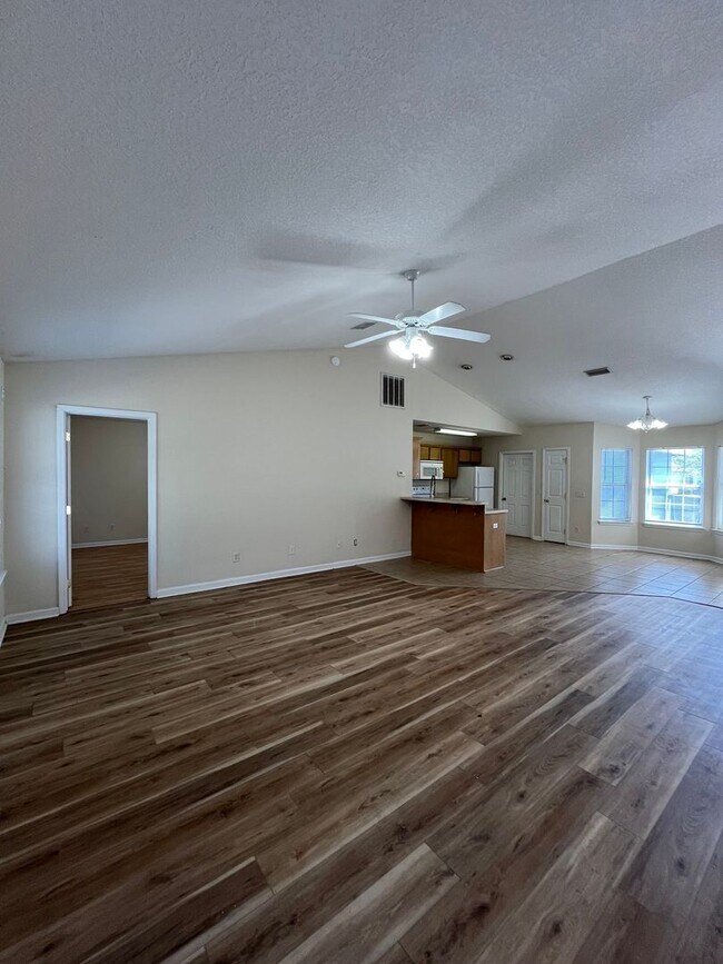 Building Photo - 209 Royal Palms Ave