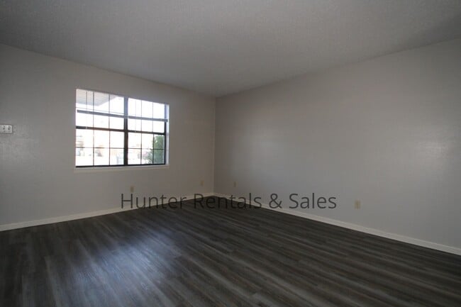 Building Photo - Super Cute!