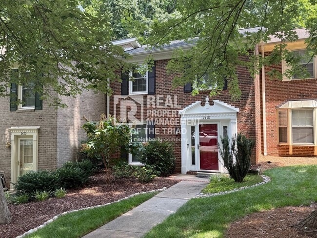 Building Photo - 3 Bedroom/ 2.5 bath Townhouse in Greensboro