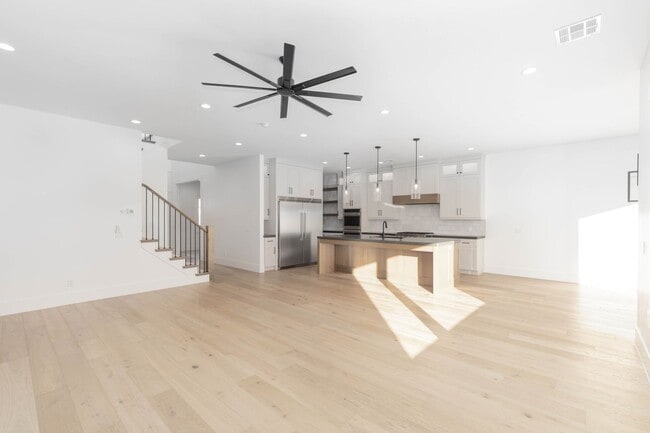 Building Photo - Gorgeous 5 bed 3.5 bath in Desert Canyons