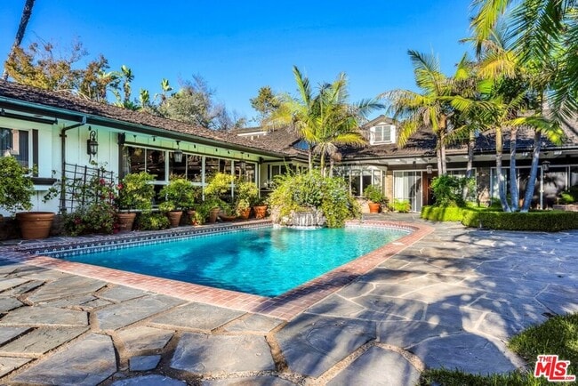 Building Photo - 829 Whittier Dr