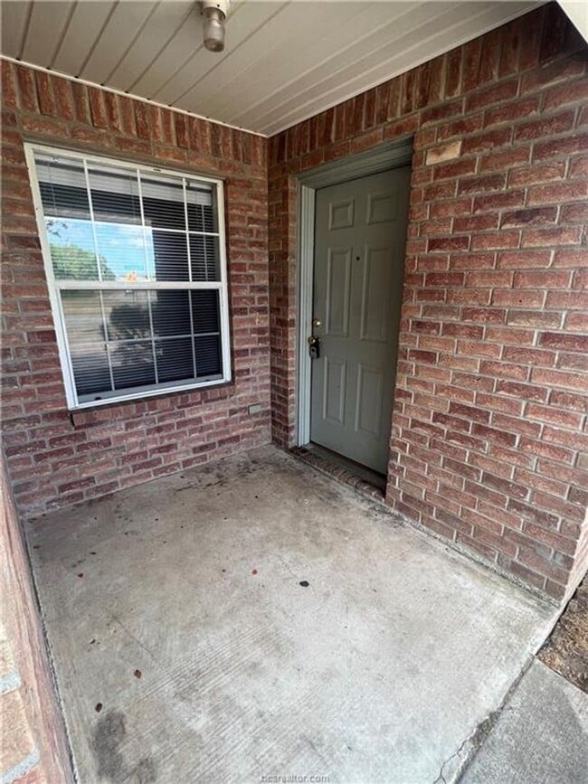 Building Photo - 3 Bed, 3 Bath Duplex in College Station