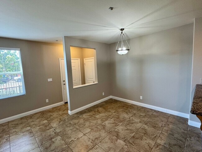 Building Photo - 3 Bed 2.5 Bath plus extra room Townhouse Style Condo / Attached 2 Car Garage
