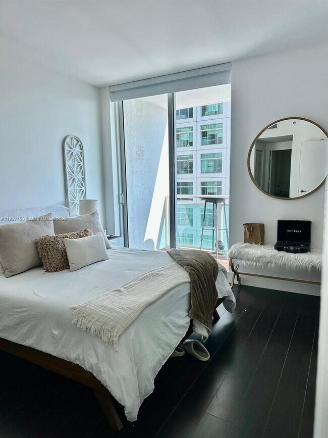 Building Photo - 950 Brickell Bay Dr