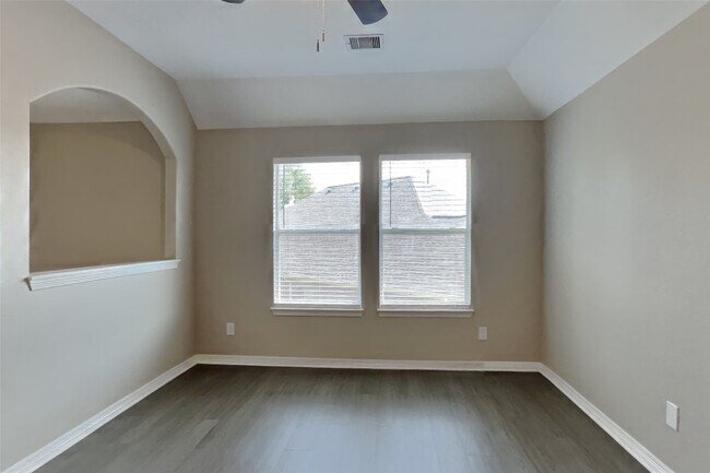 Building Photo - 8000 N Tarrytown Crossing Dr