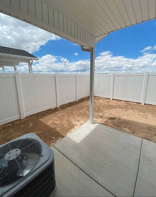 Building Photo - 3 Bedroom End-Unit Townhome in Cedar Bend – Great Cedar City Location