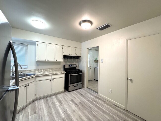 Building Photo - 1074 Gerona Ave