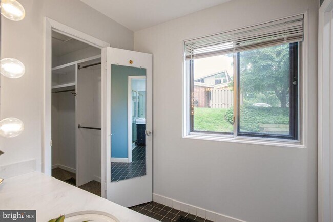 Building Photo - 3406 Woodvalley Dr