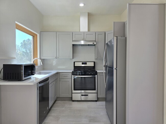 Building Photo - 76 E Wildflower Dr