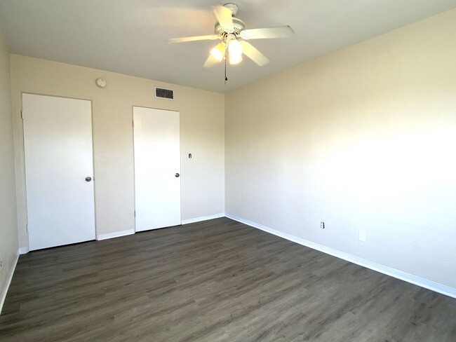 Building Photo - Remodeled 1 Bedroom Beachside Apartment wi...