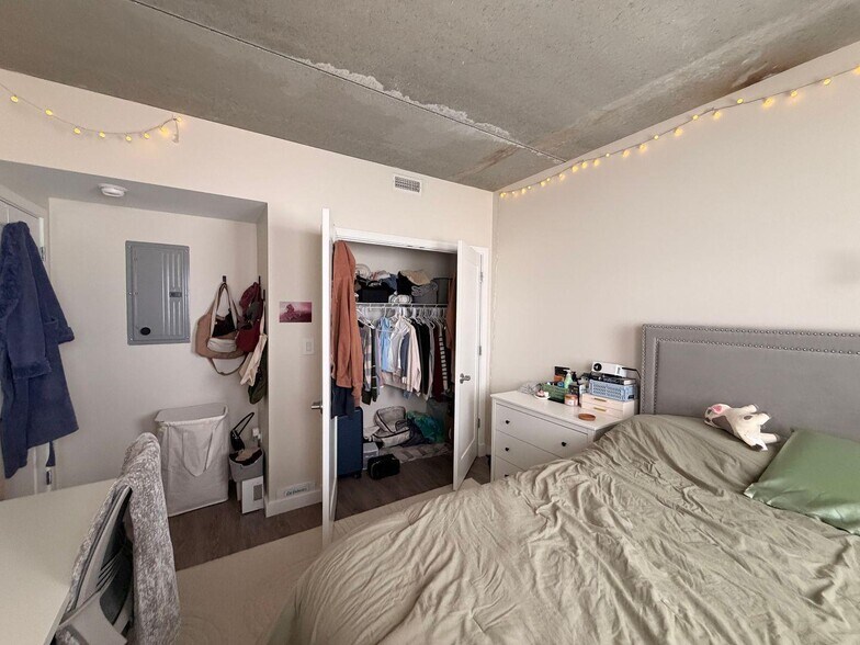 Building Photo - 1323 W Morse Ave