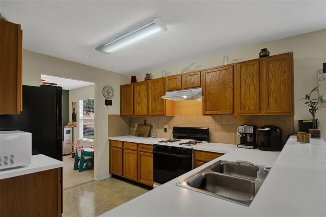 Building Photo - 615 Salma Ct