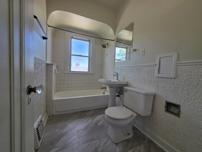 Building Photo - 4878 E 93rd St