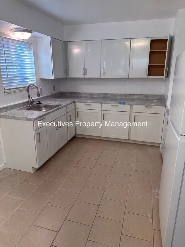 Building Photo - 1202 Kings Ave