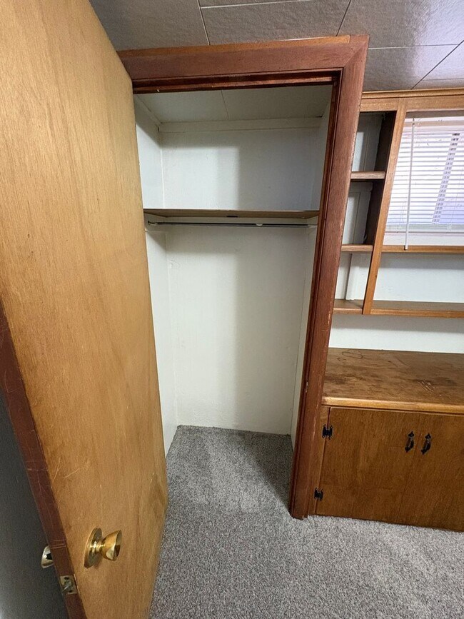 Building Photo - Bright & Spacious 5 Bedroom, 2 Bath Home