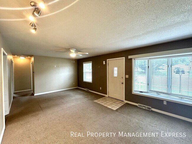 Building Photo - Modern 2 Bedroom + Den, 2 Bath House