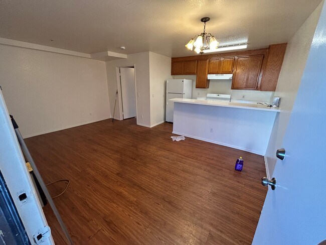 Building Photo - 714 E Elk Ave