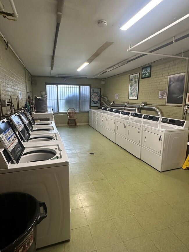 Building Photo - 7320 N Rogers Ave