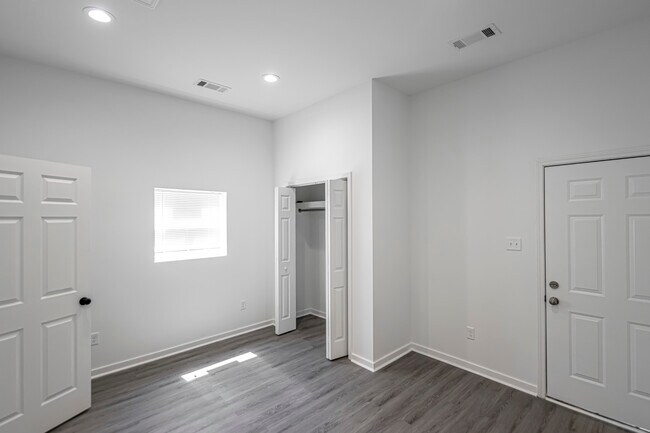 Building Photo - 214 S Park St