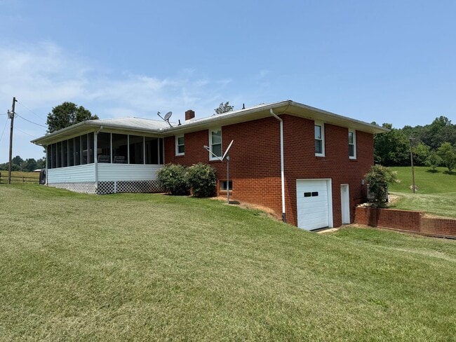 Building Photo - 2459 Middlesettlements Rd