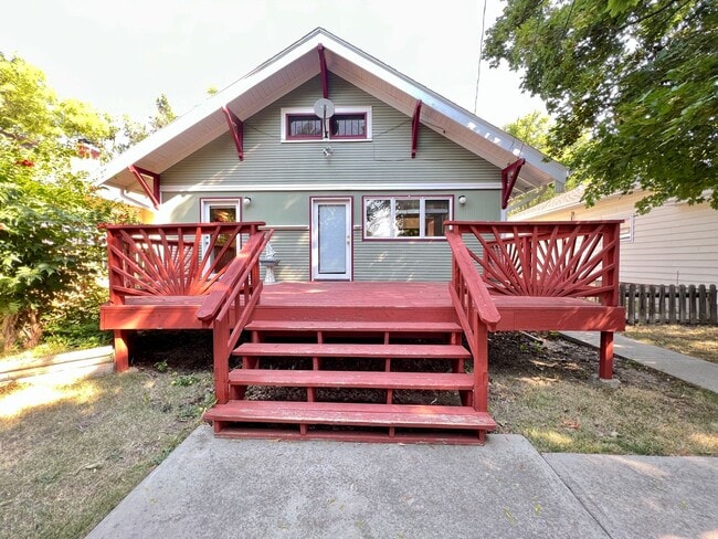 Building Photo - 3 bed 3 bath available!