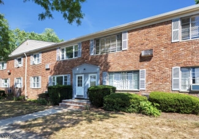 Building Photo - 17 Wedgewood Dr