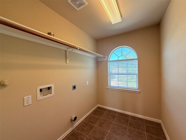 Building Photo - 246 Golden Grain Dr