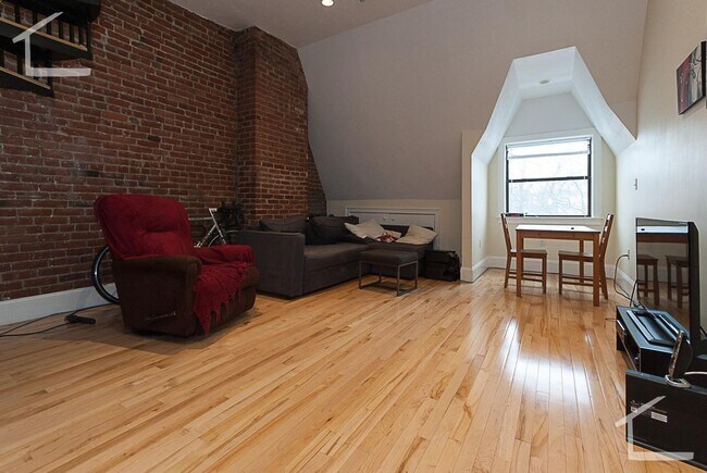 Building Photo - 1233R Beacon St