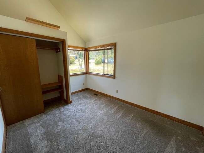 Building Photo - Lovely, Spacious Home with Stunning view o...