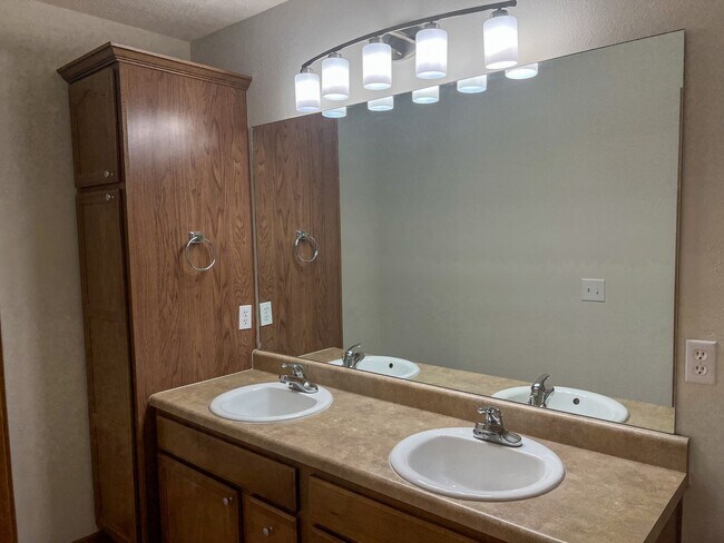 Building Photo - 3 Bedroom 2 Bathroom 2 CAR GARAGE