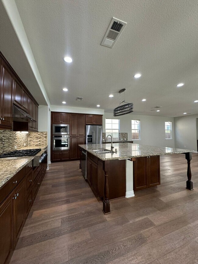 Building Photo - Modern 5 Bed, 4.5 Bath Home in Tustin Legacy