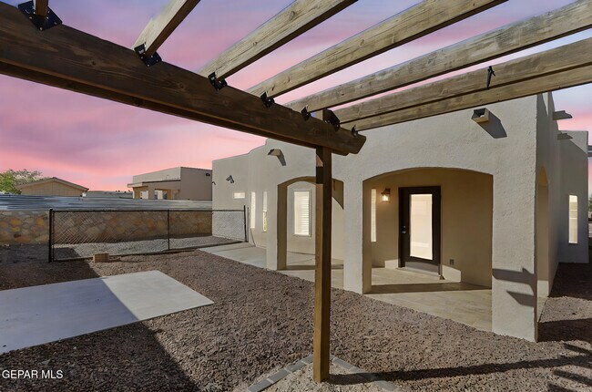 Building Photo - 14832 Sunny Land Ave