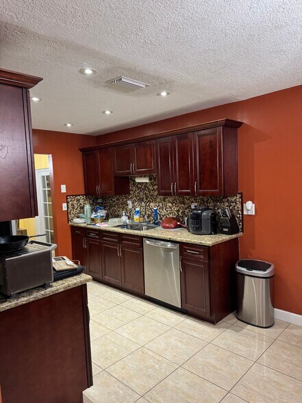Kitchen (3) - 850 SW 50th Ter