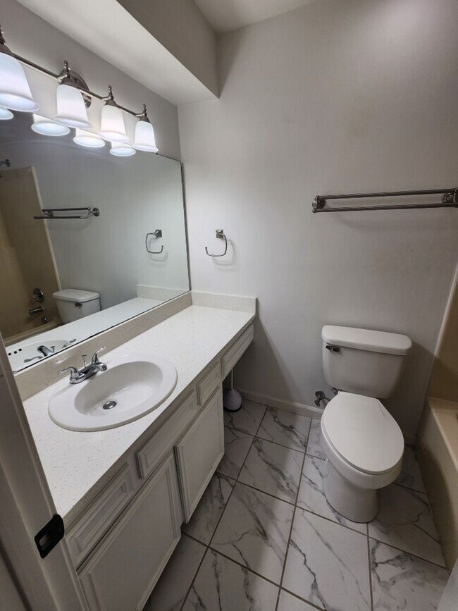 Building Photo - 41 Oak Forest Loop