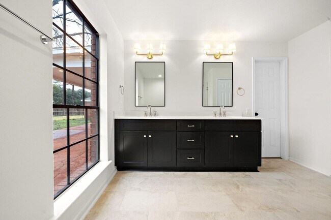 Building Photo - 15411 Robin Grove Ct