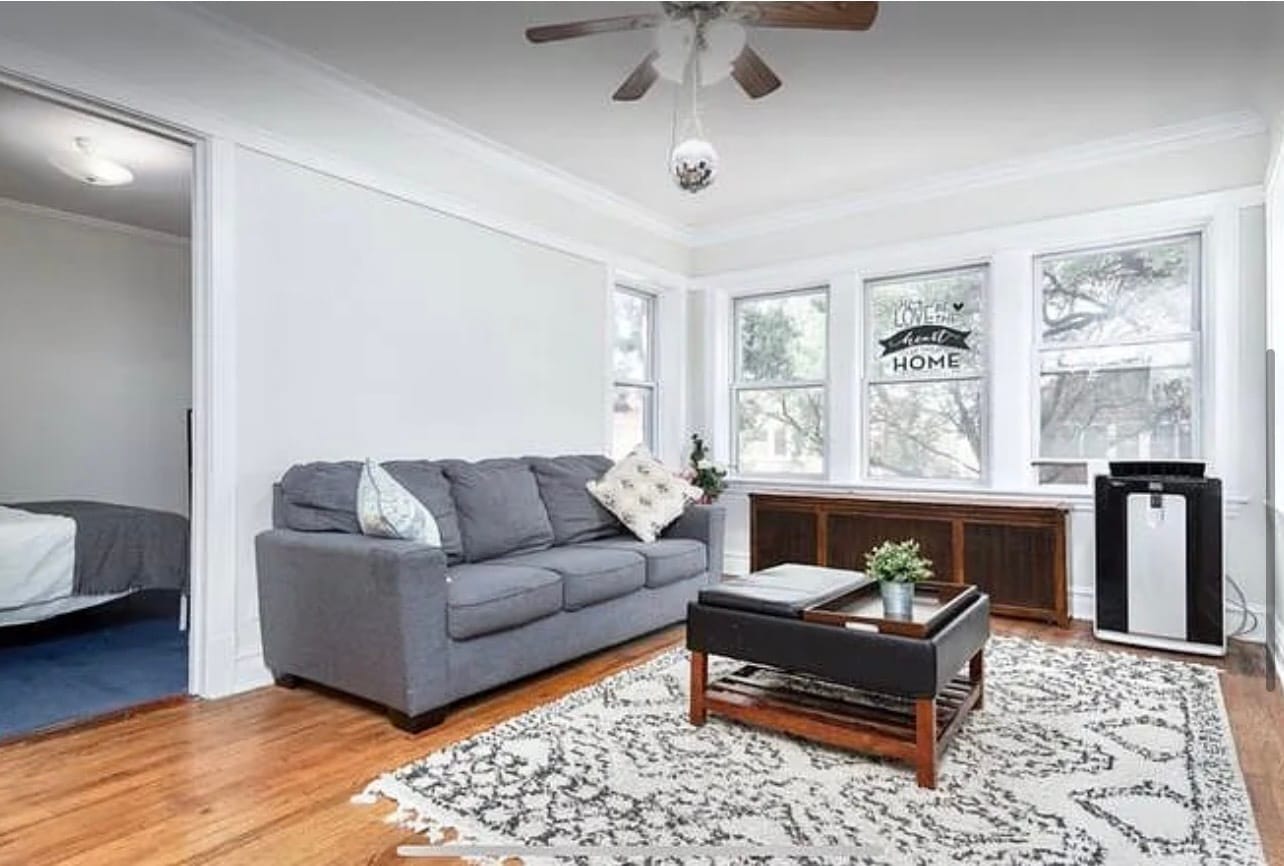 Living Room Showing Room - 5021 W Belden St