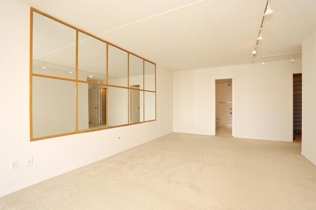 Building Photo - 1055 River Rd