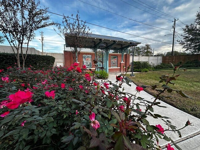 Building Photo - 211 Club Crest Ln