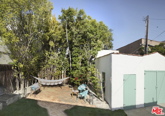Building Photo - 146 N La Peer Dr