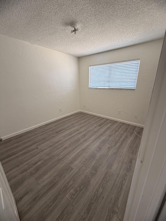 Building Photo - Charming 2 Bed / 1 Bath Four-Plex Unit Available Now!