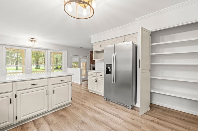 Building Photo - Renovated Home on Large Corner Lot in Coveted Strathy Hall