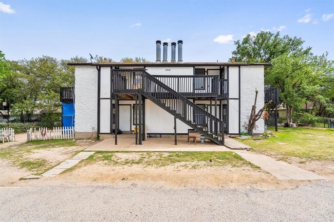 Building Photo - 302 Hedgewood Dr