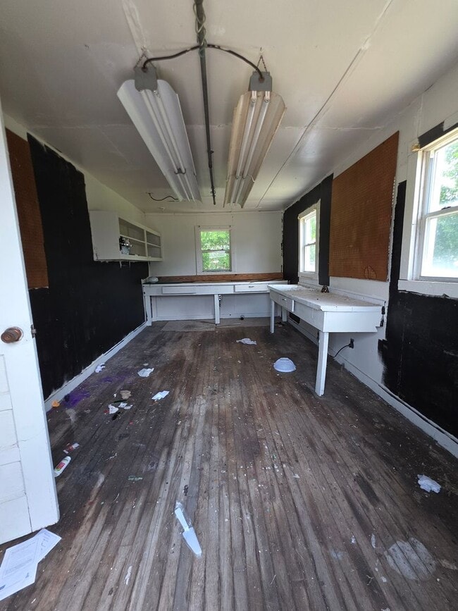 Building Photo - 3 Bedroom, 1 Bathroom Rental