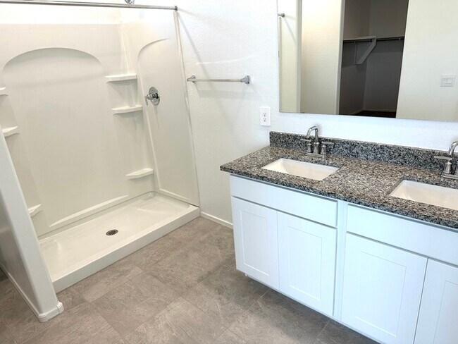 Building Photo - Gorgeous NEWER 4 bedroom 2 bath home in Carlton