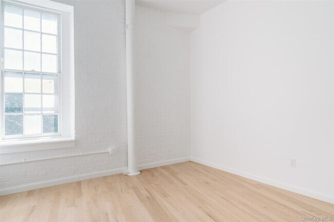 Building Photo - 155 S River St