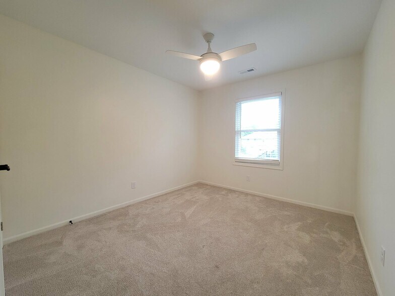 Building Photo - 1532 SE Silkwood Ln
