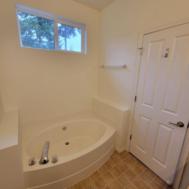 Building Photo - 4 Bedroom plus den, Lacey/Meridian Campus ...