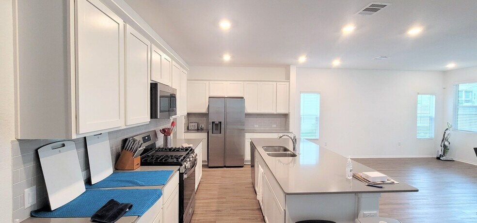 Building Photo - 1100 Winnie Dr